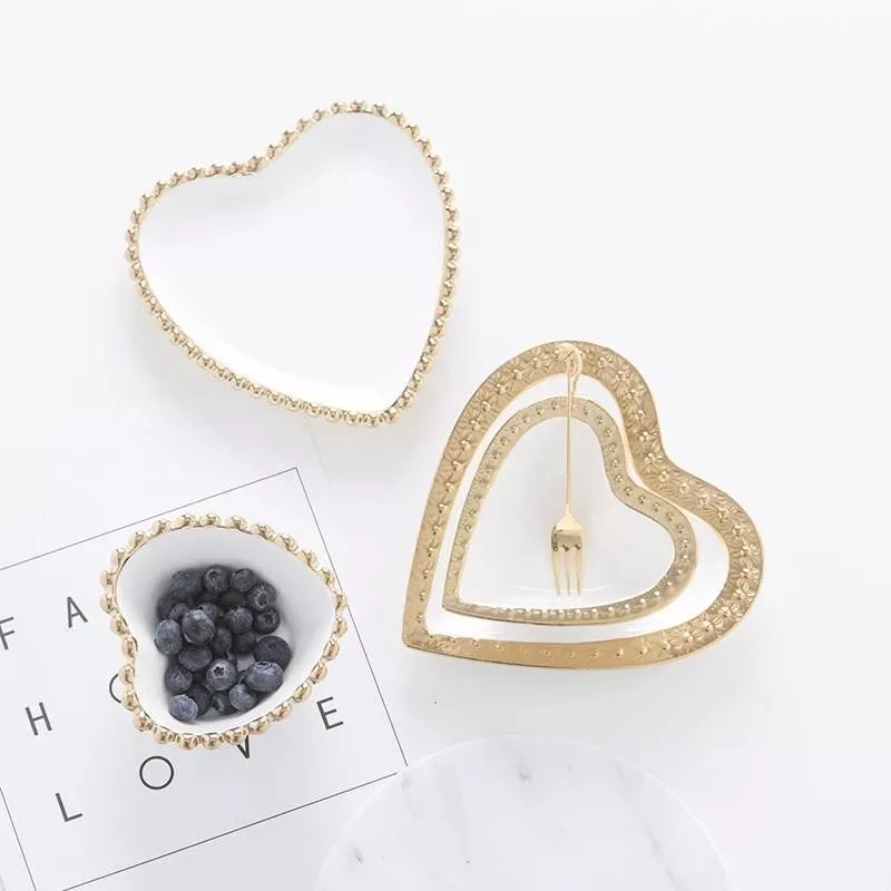 Small Heart Shape Relief Porcelain Plate Bowl Handpainted Saucer Ceramic Jewelry Dish Decorative Table Decoration Weding Gift Small Heart Shape Relief Porcelain Plate Bowl Handpainted Saucer Ceramic Jewelry Dish Decorative Table Decoration Weding Gift